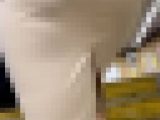 お姉さんの後ろ姿　６７　OL　巨尻　ベージュ　階段上り　タイトスカート