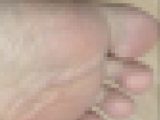 【脚・足の裏・足フェチ】素人女性が自撮りで足洗いや脚、足の裏のアップ撮影