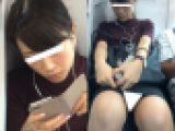 (電車対面）(顔出し)車窓から差し込む光に照らされるOLさんの無防備なお股を…超近距離から観察してみました!!