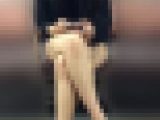電車内の日本人離れしたスタイルを持つエッチなフトモモ丸出しの美人お姉さん（前編）