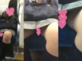 ガニ股開脚JKの下半身を接写?