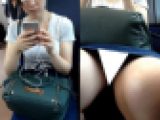 (電車対面）(顔出し)対面に座っている女子大生さんの…無防備にひらいちゃったむっちりふとももちゃんの間を観察してみました!!