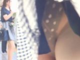 [★新作][★顔出し]パンチラ盗撮 女子大生 黒地に白の水玉パンツを2度撮影
