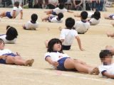 the裸足っ娘 23 寝っ転がって砂まみれ