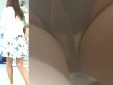 パンチラ盗撮 OLさん ナプキン付き黒パンツに超接近