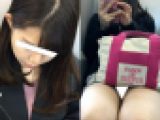(電車対面）(顔出し)つやつや黒髪ロングヘア女子大生さん…ミニタイトスカートで攻めるご様子を観察してみました!!