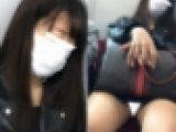 (電車対面）(顔出し)上のお口はマスクでしっかり隠しちゃいました…けど…お股は大胆にひらいちゃった女子大生さんを観察してみました
