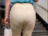 【2名・パンティーが丸分かりになってしまう着衣尻】