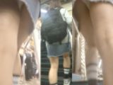 パンチラ盗撮 女子大生 デニムミニスカの中身は白パンツ
