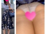 【人妻女】美人奥様のスカートの中を盗撮！