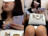 (電車対面）(顔出し)可愛い感じの夏の装い…セミロングの可愛い女子大生さんを…超近距離接写から観察してみました!!