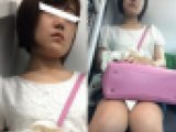 (電車対面）(顔出し)あくびしているお顔も激カワ…デニムのミニスカートで攻める超かわいい女子大生さんを観察してみました!!