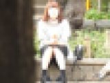 お座りお姉さん発見！！（ＦＨＤ）大変です！！パンツが見えてますよ９０