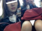 (電車対面）(顔出し）色白のかわいい女子大生さん…コートとお鞄で完全ガードと思いきや…お鞄の下の▼ぞーんを観察してみました!!