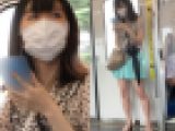 乗客に美味しそうなドエロ生脚を見せつけて立つミニスカお姉さん（前編）
