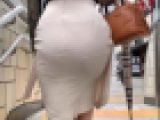 【2名・見せつける姿勢のピチピチタイトスカート着衣尻】