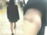 なぜか手ブラなJKパンティ逆さ撮り