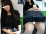 (電車対面）(顔出し）短めタイトスカートから…色白のむっちりふとももをむき出しにして…ぐったりするOLさんを観察してみました!!