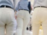 【尻ＨＤ】クリーム色のピタピタレギンスが必要以上にデカ尻に張り付いてラインばっちりお姉さんｗ