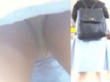 パンチラ盗撮 女子大生 ベージュ色のパンツを直下撮り
