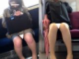 (電車対面）(顔出し)対面席から…2人のOLおねいさんの…お膝がきれいなきゅっと引締まったパンストあんよと…▼ぞーんを観察してみ