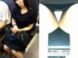 (電車対面）(顔出し)パンストあんよをひらいてぐったりする奥さま…スカートの生地を越えて…奥さまのお股にカメを突っ込んでみ