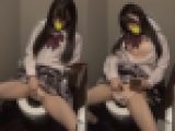 デパートのトイレでこっそりオナニーしちゃうJK51