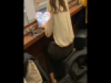 OLの仕事中の足裏　パンスト臭そう