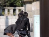 強風でスカートがめくれ上がり丸見え！制服JK3人組【動画】街撮り編 1016と1013セット販売