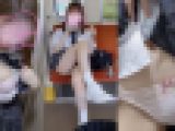 （電車対面）わざとらしく脚を開いてパンチラ挑発するＪＫ　交渉してコンビニトイレでおっぱい露出