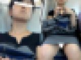 (電車対面）（顔出し）お仕事でお疲れMAX…疲れ過ぎちゃって放心状態…パンストあんよをくぱぁ～っとひらいちゃった熟なOL奥さまを