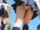 スケスケ下着がエロい現役娘の無防備な背後からのパンチラ盗撮動画