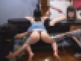 顔を歪めて笑いを堪えるキュートな女子