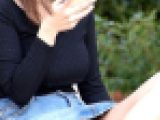 公園で見つけたスレンダー爆乳ギャル（推定Hカップ）のミニスカパンチラを超望遠カメラで動画撮影成功！スマホに夢中でもはやモロパンレ