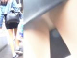 パンチラ盗撮 ミニスカギャル タイトスカートの中身は白パンツ
