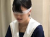 18才美形アナウンサータイプの杏花ちゃん続編！明るい部屋で大きめの色白おっぱいが揺れる！