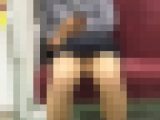 短いスカートの中が丸見えになっている通学中の女子大生（其の二）