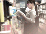 【禁断の逆さ撮り】可愛い人妻を狙い撃ち。保育雑誌を落とし胸チラハプニング？ vol.5
