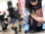 学生のたまり場にてガチャポンに夢中のロリJ○無防備M字パンチラを激撮！