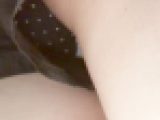 [★顔出し]パンチラ盗撮 メガネ女子 黒地に白の水玉パンツがハミ出し