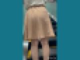 ［D2］けしからん、エスカレータでパンチラ盗撮・人妻系女子♪ 【携帯用・縦動画】