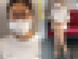 部屋着のようなラフなファッションでお出かけするショートパンツお姉さん