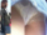 [★顔出し]パンチラ盗撮 OLさん レース付き白パンツに超接近 デニムミニスカの中に炸裂