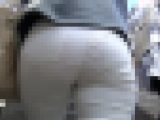 [[HD高画質]]都会の街をさまよい歩く　素朴な白パンレディ