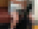 電車でウトウトしている生足女子