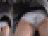 盗撮バレでも続行、ルーズソックスJKのミニスカ美脚観察（2） 逆さ撮りパンチラ、強.制スカートめくり編