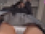 盗撮バレでも続行、ルーズソックスJKのミニスカ美脚観察（3） スカートの奥まで照らして座りパンチラ編