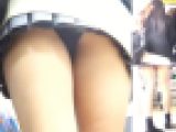 パンチラ盗撮 制服女子 超超ミニスカで黒パンツ丸見え