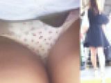 パンチラ盗撮 女子大生 花柄パンツに超接近して丸見え