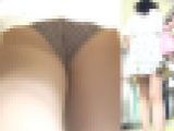 パンチラ盗撮 女子大生 黒地にピンクの水玉パンツ